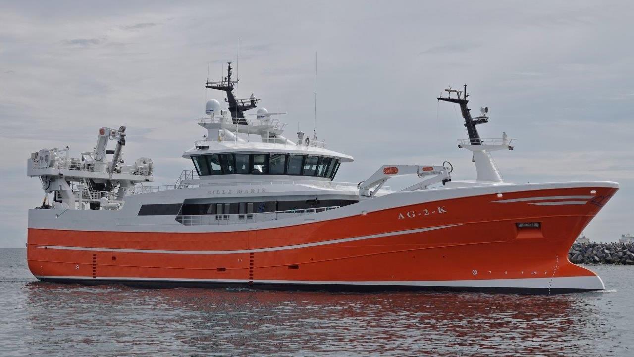 Ny norsk fiskebåt med linene til en superyacht